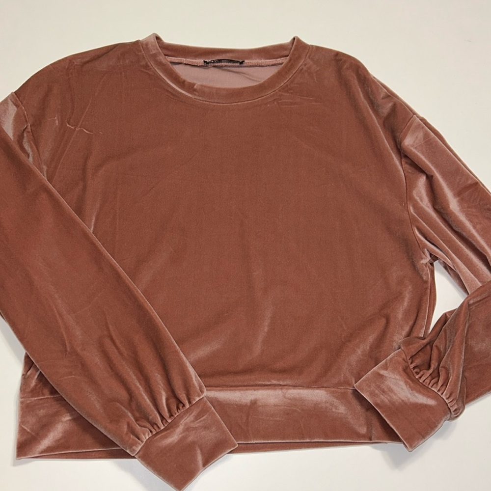 Zara women’s velvety pink pullover sweater size small. Excellent condition. New